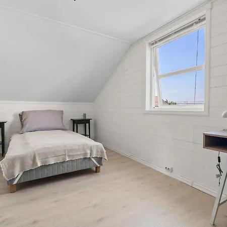 Spacious 5-bedroom In דירה *