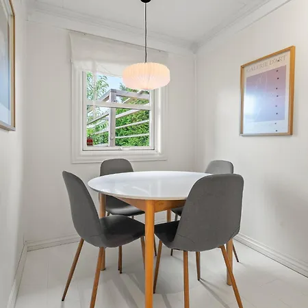 Spacious 5-bedroom In דירה *
